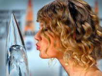 Taylor Swift: CMA Awards "Felt Like a Dream"