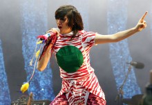 Yeah Yeah Yeahs Play to Launch the Droid