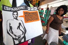 Carla Bruni Doesn’t Want Her Naked Picture on a Shopping Bag