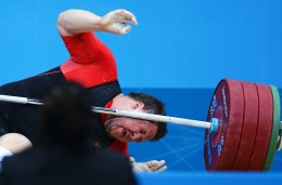 WATCH: Lifter Drops 432 Pounds on Neck