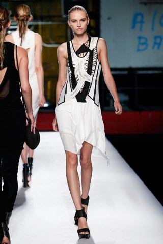 Helmut Lang Returns To The Runway With Cool Urban Collection