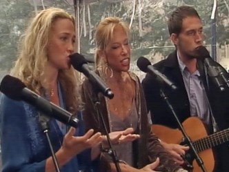 Carly Simon Sings "Let the River Run"