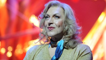 “Priscilla” Star Discovers Green Is His Color