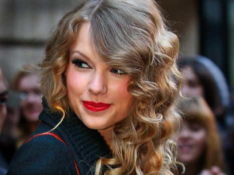 In Celebrity Fragrance News, Taylor Swift Signs with Elizabeth Arden