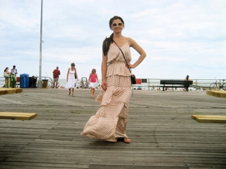 Street Style: Flavia Cardoso Hits the Beach in '70s Style