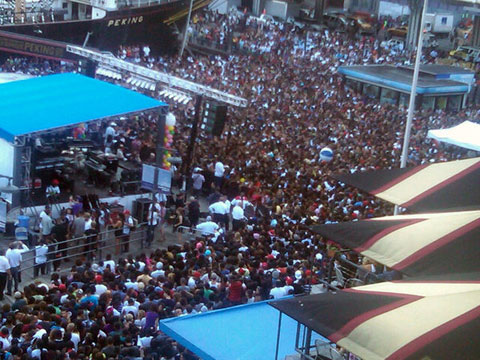 Mob Scene as Drake and Hanson Concert at South St. Seaport Canceled