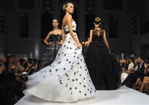 Oscar de la Renta Leaves Garment District, Might Downsize Future Runway Shows