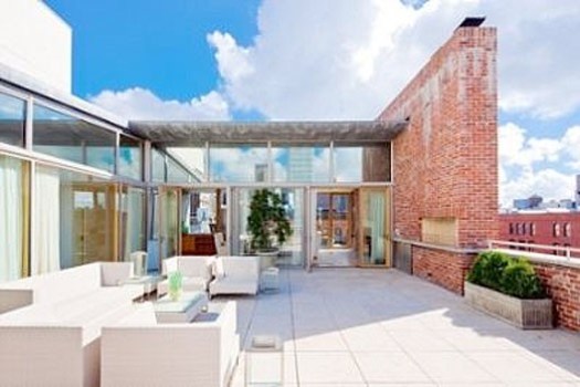 Sarah Jessica Parker Looks at Heath Ledger's Building
