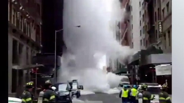 [NY] Streets Closed After Steam Pipe Bursts Near Central Park: FDNY