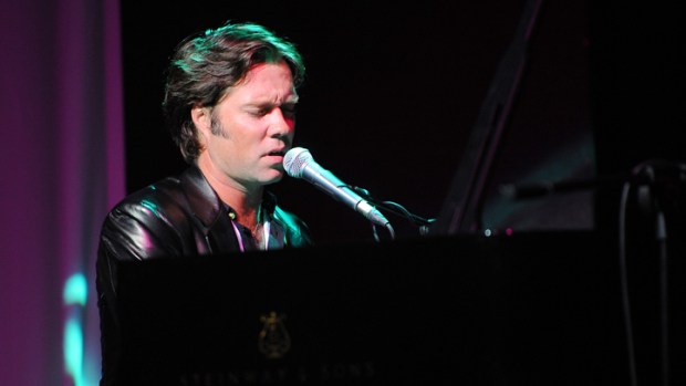 Video: Rufus Wainwright and the Roots Get into the Holiday Spirit