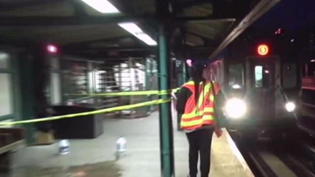 Pregnant woman stabbed in the neck while riding the subway