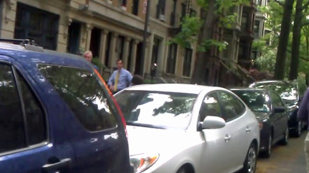 [NY] Anthony Weiner Shoots Campaign-Style Video at Childhood Home