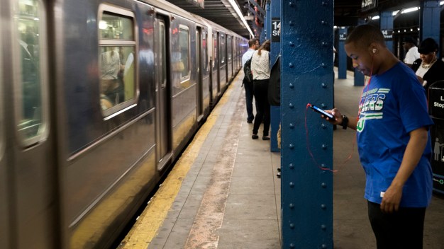 Cuomo: Cellphone Coverage, Wi-Fi Installed in Subway System