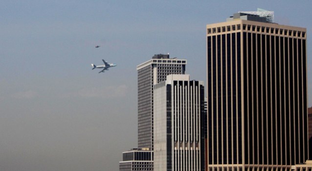 [NY] Video Shows Panic When Plane Buzzes NYC
