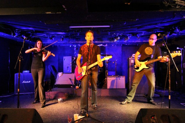 NitePics: Girl to Gorilla Rocks Crash Mansion