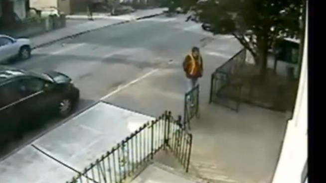 A pair of thieves is on the prowl in Brooklyn, posing as utility workers to gain access into their victims' homes. Pei-Sze Cheng speaks to one of the victims.
