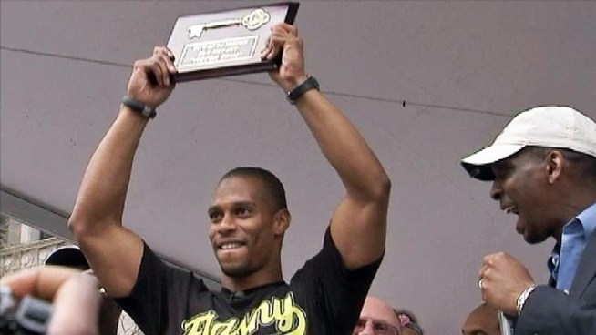 NY Giants star wide receiver Victor Cruz came back to his hometown of Paterson, New Jersey, where he was given the key to the city after a parade through the city.