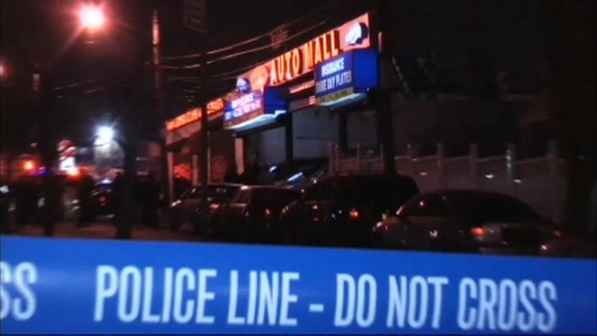 An off-duty police officer was shot in the leg when a group of robbers attempted to rob his family's business in the Bronx, officials say. Gus Rosendale reports.