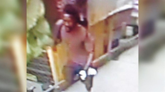 Police are on the hunt for a man who pulled a knife and stabbed a complete stranger on Manhattan's Upper East Side. Marc Santia reports.