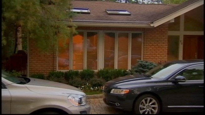 A robber dressed as a utility worker knocked on the door of a Livingston, N.J. home and forced himself in when a woman answered, police said Monday. Ida Siegal reports.