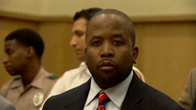 After cheers greeted his appearance in the hallways of a Miami courthouse, Grammy-winning OutKast rapper Big Boi reached a deal on drug charges that allows him to avoid jail time.