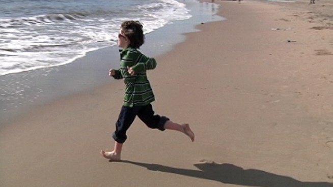 New Yorkers were out and about Monday, enjoying the record-setting warmth on Nov. 28. Some went to the park, others went to the beach. Raphael Miranda has more.