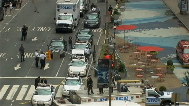 A man climbed a light pole in the heart of Times Square on Tuesday morning and spent nearly an hour in a standoff with police.
