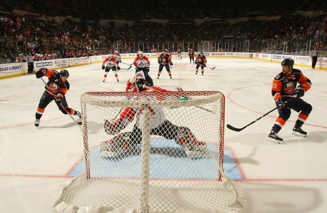 Big Second Period Lifts Isles Over Panthers