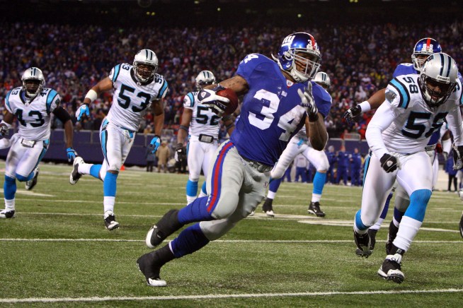 Giants Earn First-Round Bye With Defeat Of Panthers
