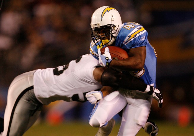First NFL Game in 3-D Fumbles, Then Recovers