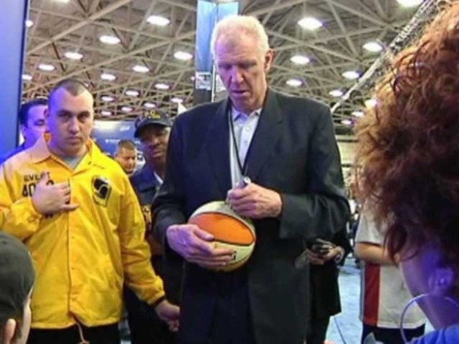 Saturday was Fan Jam day at the Dallas Convention Center.  Fans got to shoot a few hoops, play some games, but more importantly, meet their favorite players.