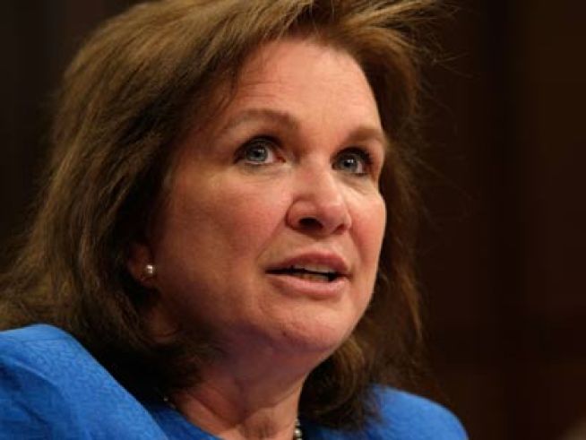 Elizabeth Edwards Appears Without Ring, Sparking Speculation