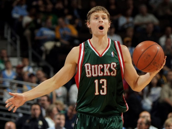 Ridnour's Late Basket Lifts Bucks Over Nets