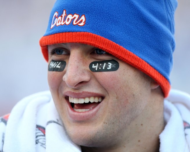Tebow Won't Go Pro Just Yet