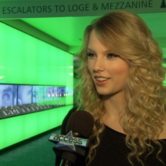 Taylor Swift Raves About ‘Unreal’ Present For Her Mom’s Birthday
