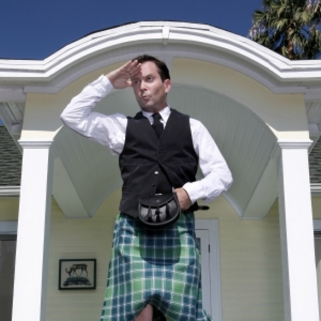 ‘Reno 911’ Star Thomas Lennon Preps For Live Show, Talks Zac Efron