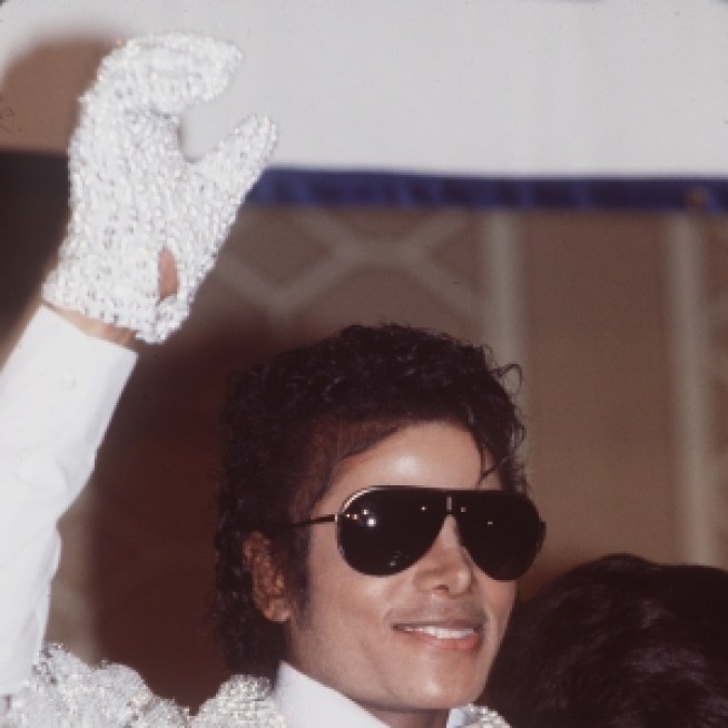 Michael Jackson To Be Laid To Rest With Signature White Glove; La Toya 'Heavily Involved' In Death Investigation