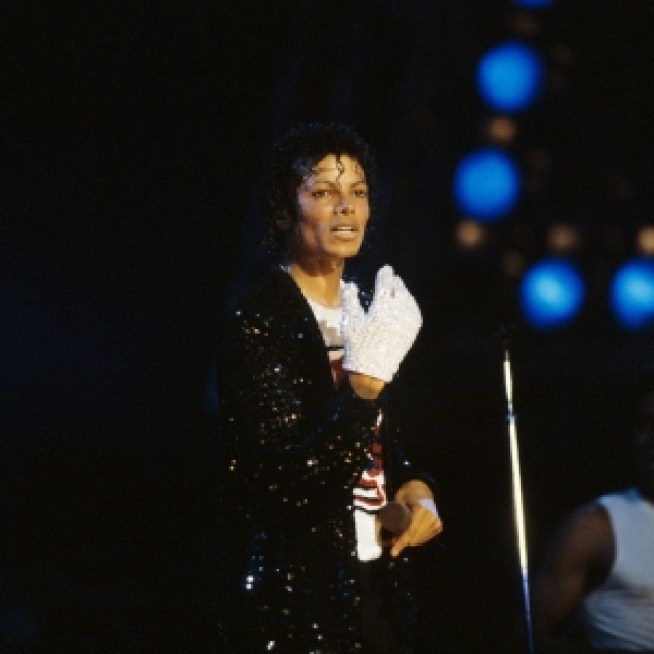 Report: Michael Jackson To Be Laid To Rest Wearing Signature White Glove