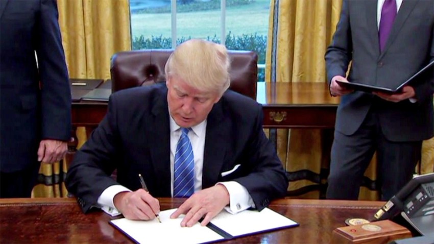 012317 trump signing executive order oval office