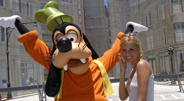 042809 Goofy and Lost Actress P1