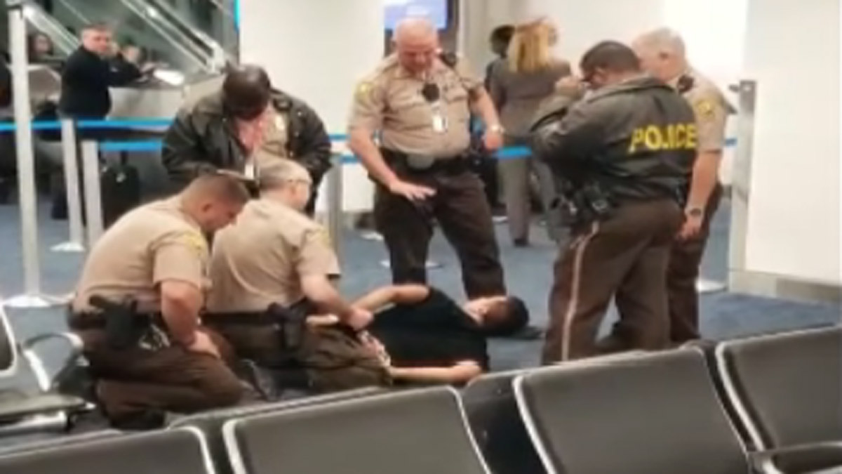 Man Taken Off Flight By Police After Barging Onto Plane At Miami International Airport Nbc New 4608