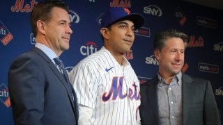 El nuevo manager de los Mets de Nueva York Luis Rojas (centro) posa con el gerente general Brodie Van Wagenen (izquierda) y el dueño Jeff Wilpon al ser presentado en una rueda de prensa, el viernes 24 de enero de 2020. (AP Foto/Bebeto Matthews)