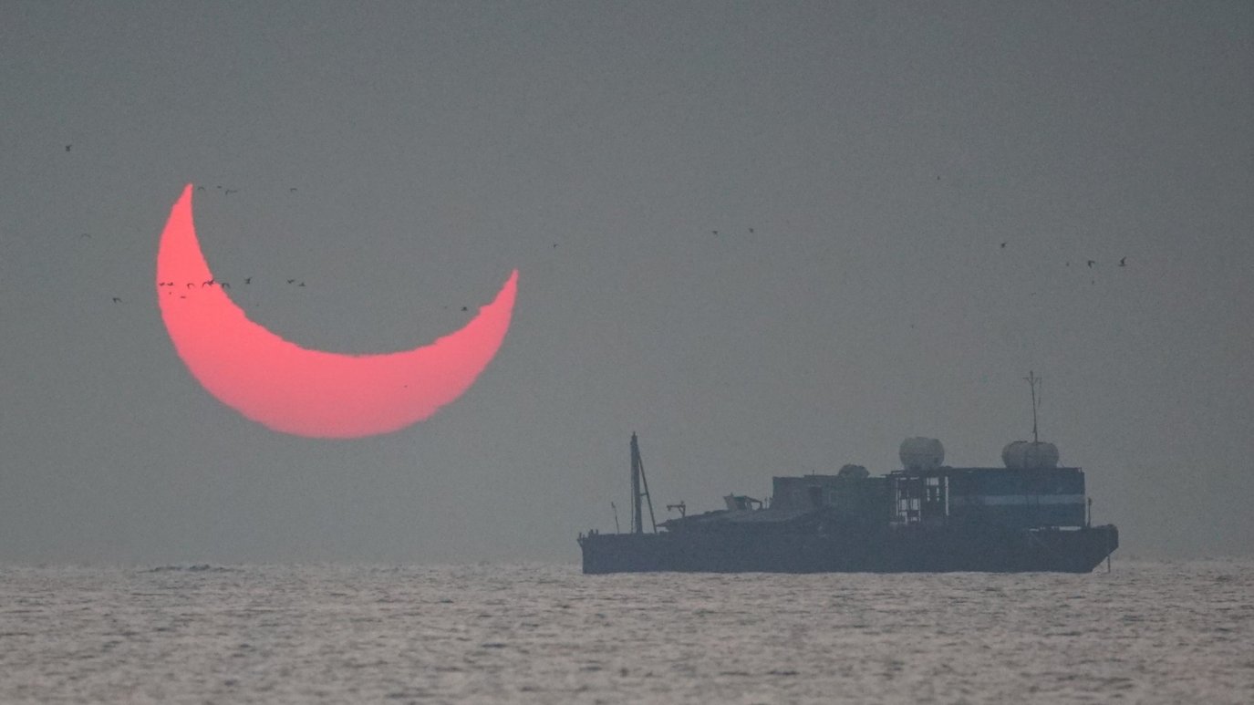 Солнечное затмение в 2019 году. Мираж фата-Моргана. Солнечное затмение рога дьявола. Затмение в Катаре. Затмение 2019 Катар.