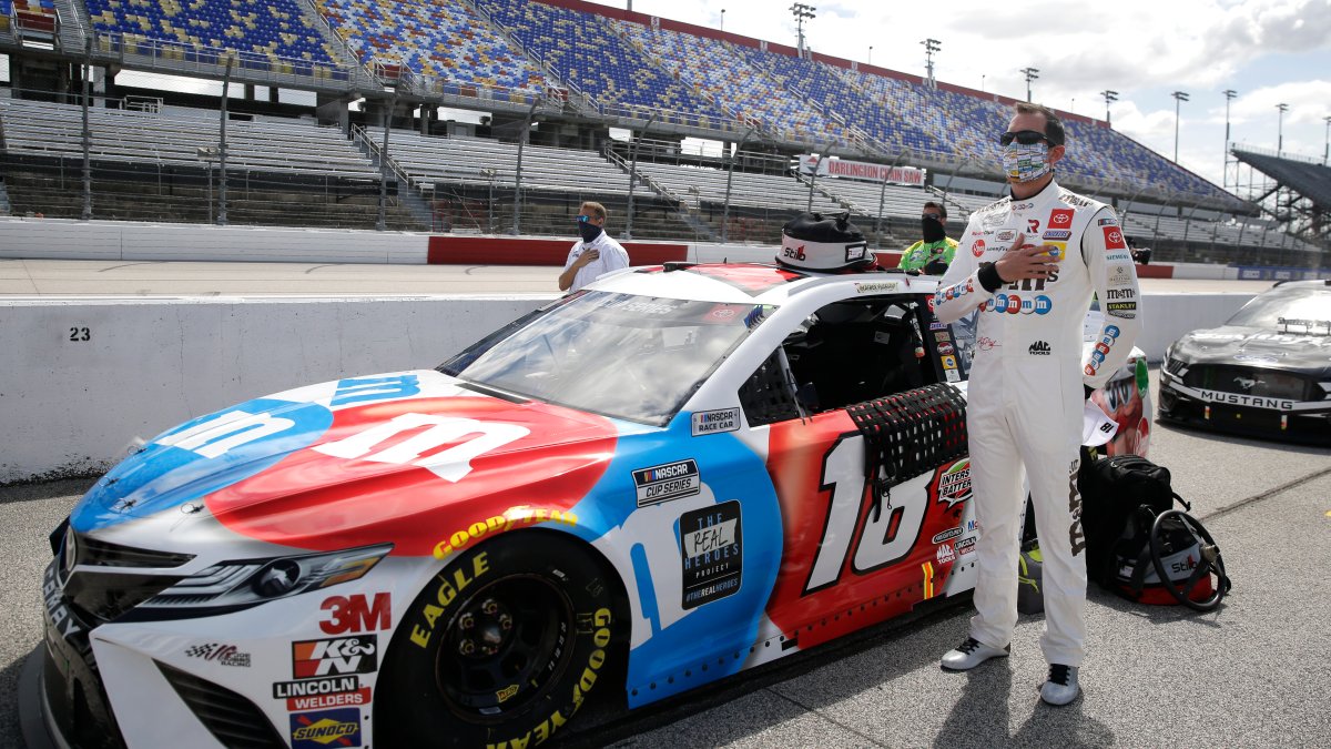 Гонщик наскар. NASCAR гонщики NASCAR. Крюгер гонщик наскар. Пилоты наскар. Наскар 2024.