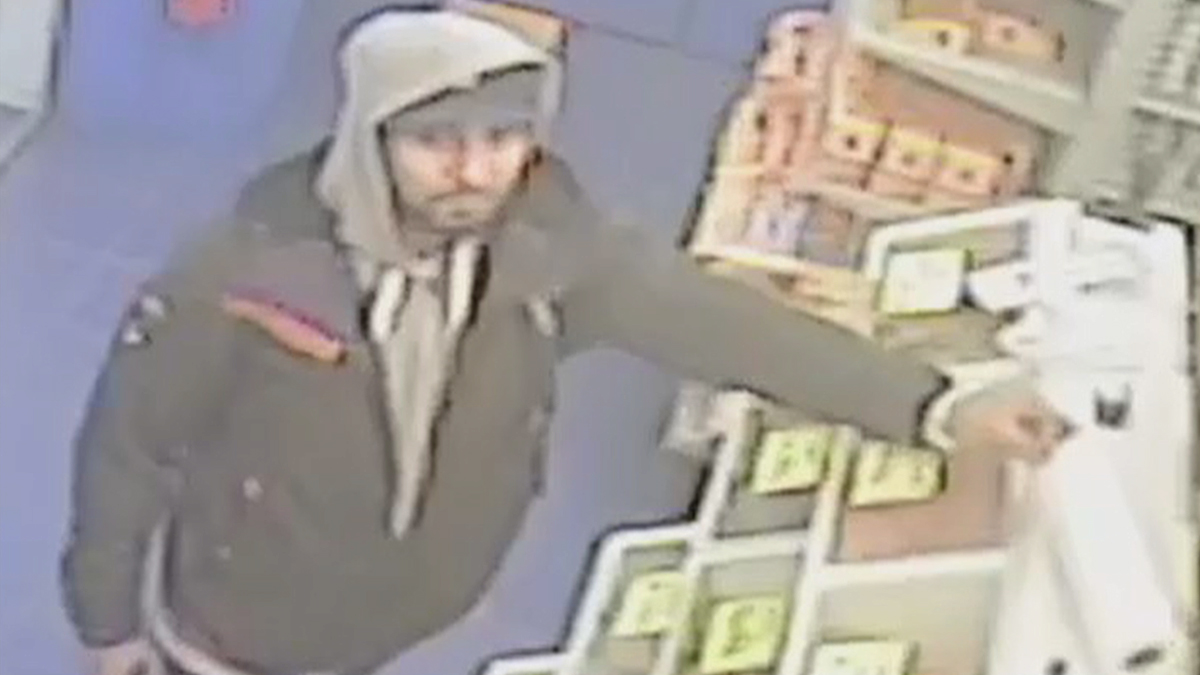 Birdnapper Stuffs Exotic Parrot Into Pocket in NYC Pet Store Robbery ...
