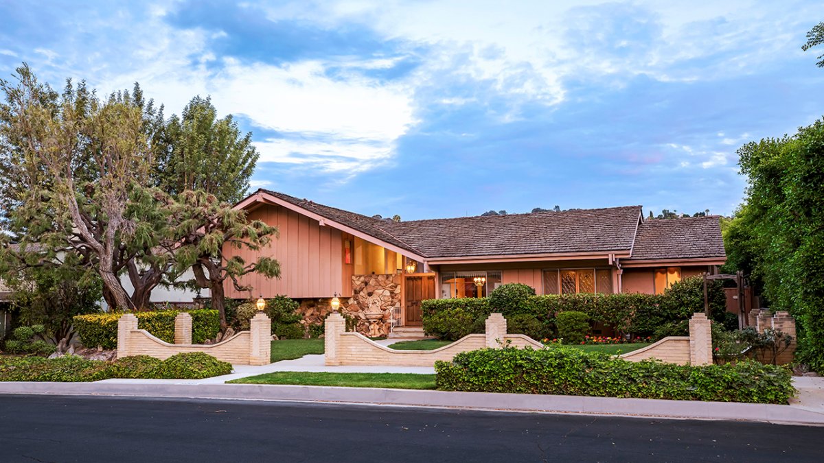 Studio City 'Brady Bunch' house sells for $3.2 million – NBC New York - Vimarsana News