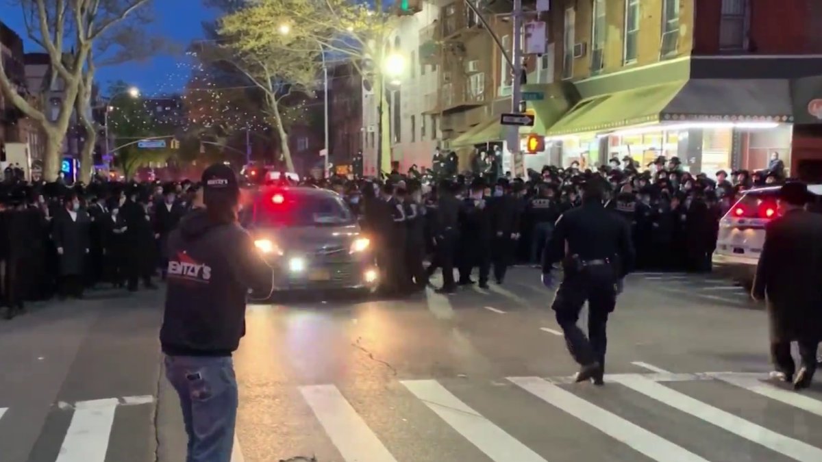 NYPD Cracks Down on Another Large Jewish Funeral in Brooklyn, Stoking