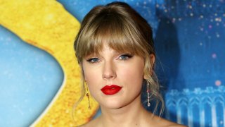 Taylor Swift poses at the world premiere of the new film "Cats" based on the Andrew Lloyd Webber musical at Alice Tully Hall, Lincoln Center on December 16, 2019 in New York City.