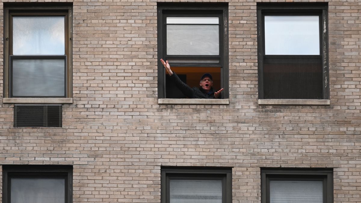 Nyc Sings New York New York After Nightly Clapping Salute To