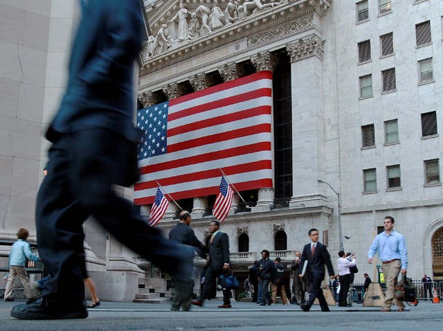 102508 New York building with flag in front of NYSE